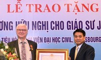 Trao tặng Huân chương Hữu nghị cho Giáo sư Joel Leroy, Cộng hòa Pháp